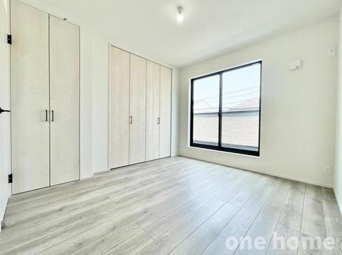 十三東3丁目新築戸建の洋室|◆3階約6.0帖洋室です！光を反射する効果もある白を基調とした内装で、明るさをより感じられます！
◆各世室にはWICを含むクローゼット完備が完備され、収納家具を最低限に、住空間を有効活用できます！