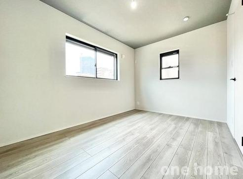 十三東3丁目新築戸建の洋室|◆約6.2帖洋室です！二面採光の明るいお部屋です！
◆窓は腰高窓のため、壁面が多く、ベッドや机などの家具を配置しやすいです！
