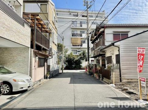 十三東3丁目新築戸建の前面道路含む現地写真|◆周辺には商業施設が揃っておりますので、快適にお住まいいただけます！
