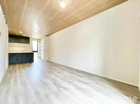 十三東3丁目新築戸建の居間・リビング|◆広々LDKは約15.6帖のゆとりの空間です！天井にも木目のクロスが施され、お洒落な空間です！
◆2階にリビングを配しているため、通行人の視線を気にせず、ゆっくりと寛ぐことができます！