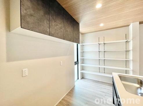 十三東3丁目新築戸建の収納|◆キッチンには収納と可動棚が備え付けられています！パントリーとして食品のストックなど、しっかり収納ができます！