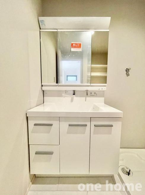 十三東3丁目新築戸建の独立洗面台|◆三面鏡の洗面化粧台です！洗顔や洗髪がしやすい大きめボウル！
◆ミラー背面と洗面ボウル下に収納ができ、散らかりがちな洗面まわりをスッキリご使用いただけます！