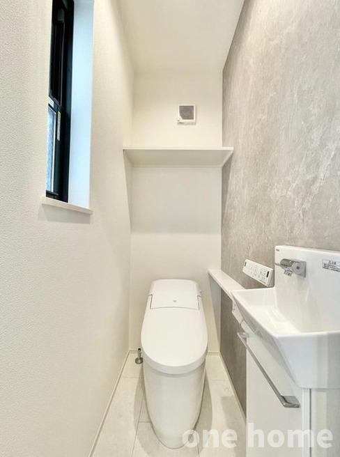 十三東3丁目新築戸建のトイレ|◆2階トイレです！手洗いが別であり、小さなお子様も使いやすく、石鹸を使っての手洗いができます！