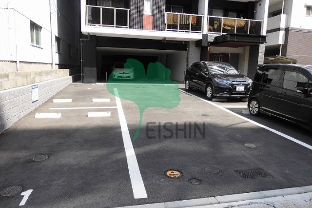リヴァイン博多駅南の駐車場