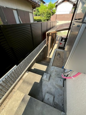 堺市美原区さつき野東　リフォーム済み4LDK戸建ての庭|勝手口から駐車場へすぐに行くことができます