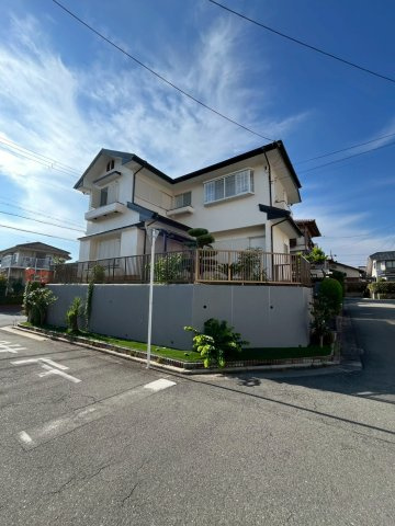 堺市美原区さつき野東　リフォーム済み4LDK戸建ての前面道路含む現地写真|三方角地で日当たり良好