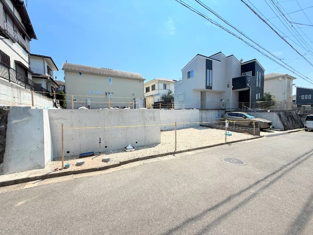 戸塚区柏尾町　売地の前面道路含む現地写真|◆前面道路も幅員があり車の運転も安心！前面道路は閑静な住宅地。車通りの少ない道路です。お子様にも安心です。