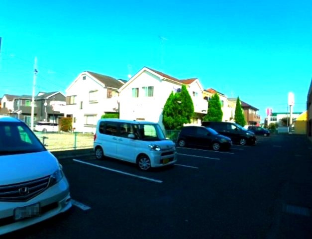 アンプルールフェール中央の駐車場
