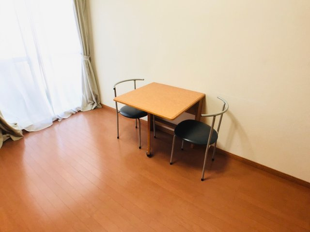 レオパレスエスポアールのその他|テーブル・イス2脚