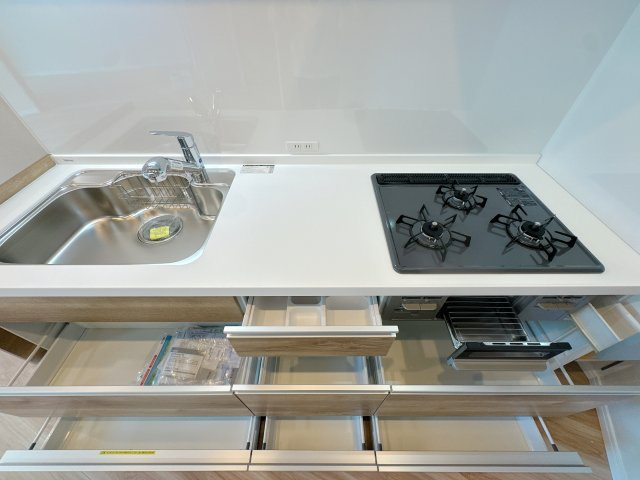 【キッチン】 | 三愛シティライフ二日市☆仲介手数料無料☆ | 散らかりがちなキッチン用品もスッキリ収まる豊富な収納力。ワイドな作業スペースは、お子様と一緒に料理を楽しむのにも十分な広さです。お手入れのしやすさにも配慮し、美しさと使い心地を両立しました。