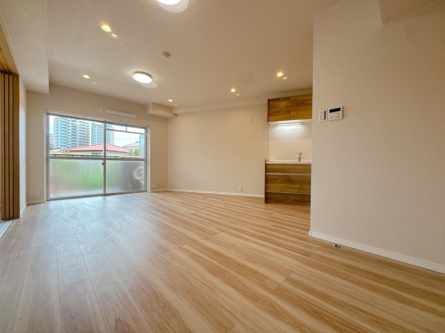 【居間・リビング】 | 三愛シティライフ二日市☆仲介手数料無料☆ | 内装から水回りまで、細部にこだわりリノベーションを実施。最新の設備へ一新されており、入居当日から気持ちよく新生活をスタートできます。デザイン性と機能性が両立した住まいです。