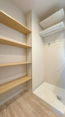 【ランドリースペース】 | 三愛シティライフ二日市☆仲介手数料無料☆ | 室内洗濯機置き場を完備。防水パン付きで万が一の漏水にも配慮されています。キッチンや洗面室からの動線も良く、効率よく家事をこなせる設計が魅力です。