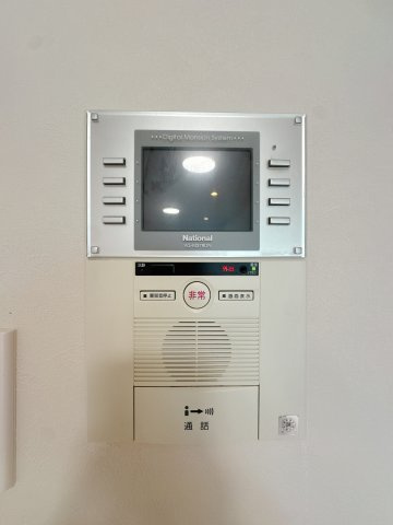 【防犯設備】 | 三愛シティライフ二日市☆仲介手数料無料☆ | 暮らしの安全を守るTVモニター付きインターホンを設置。来客確認がスムーズに行え、防犯面も安心です。