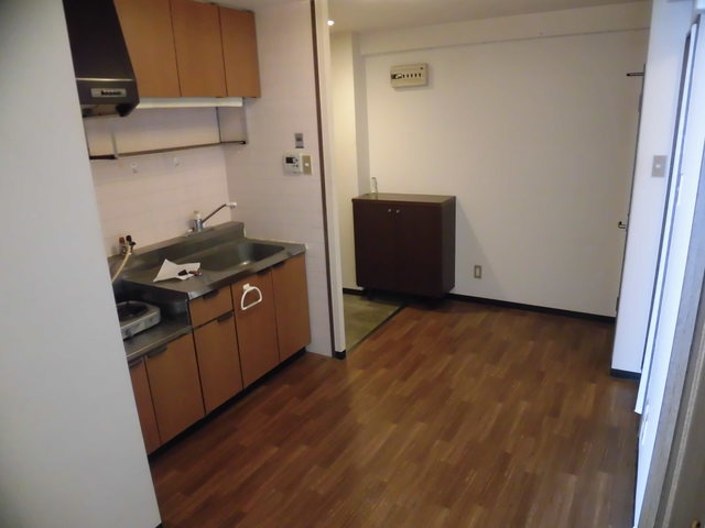 きれいなフローリングの明るいリビングです