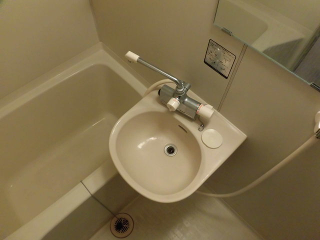 浴室の中にある洗面台です