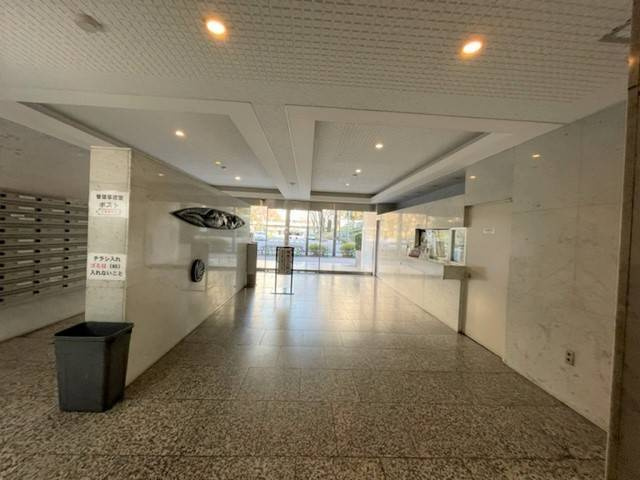 新宿区西新宿４丁目の賃貸マンションのエントランス