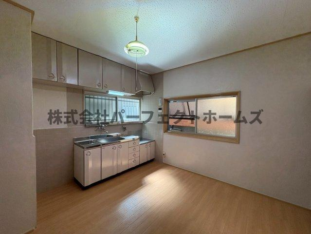 池田1丁目戸建　賃貸の居間・リビング|おしゃれな居間です