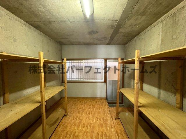 池田1丁目戸建　賃貸の内装|駐車場奥に倉庫