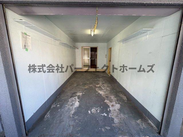 池田1丁目戸建　賃貸の駐車場|駐車場に車を止められます