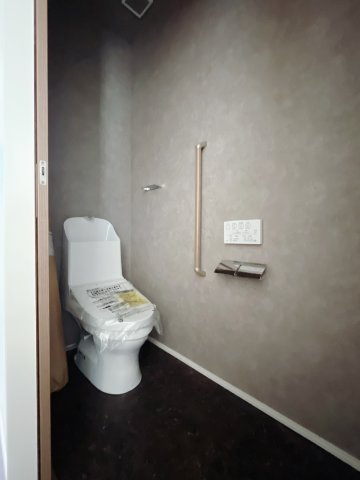 【中古戸建】太田市飯塚町のトイレ|■トイレ｜おしゃれなクロスのトイレになっています♪落ち着いた雰囲気がまた、良いですね☆