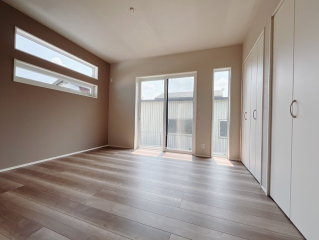 【中古戸建】太田市飯塚町の寝室|■主寝室｜寝室にはアクセントクロスをあしらい、ホテルのような落ち着いた空間を演出しました。南向きなので陽当りも良く、朝は爽やかな陽射しがお部屋を包みます☆
