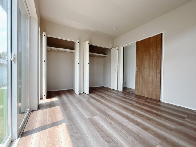 【中古戸建】太田市飯塚町の寝室|■主寝室｜ベッドやテレビなどの大き目の家具を置いても余裕のある広々主寝室です♪家事やお仕事にお疲れなパパ・ママがゆっくりと過ごせる空間です♪