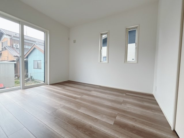 【新築戸建】太田市飯塚町の洋室|■1階洋室｜1階洋室には大きな窓をご用意しています。日中はあたたかな日差し差し込み自分時間も充実できますね＾＾