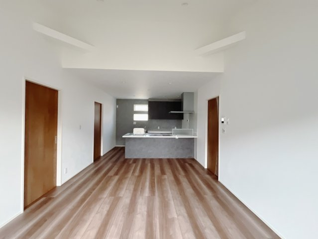 【中古戸建】太田市飯塚町の居間・リビング|■リビング｜陽当たり良好のリビングダイニング♪賃貸では叶わなかった、お友達とのホームパーティや大音量で映画やテレビを楽しむことができます(*^^*)