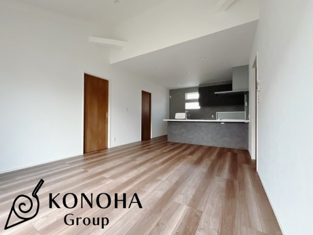 【中古戸建】太田市飯塚町の居間・リビング|■リビング｜落ち着きのある表情を見せるリビングダイニング。太陽の光がたっぷり差し込むリビングは、自然とご家族が集まる居心地の良い空間です。