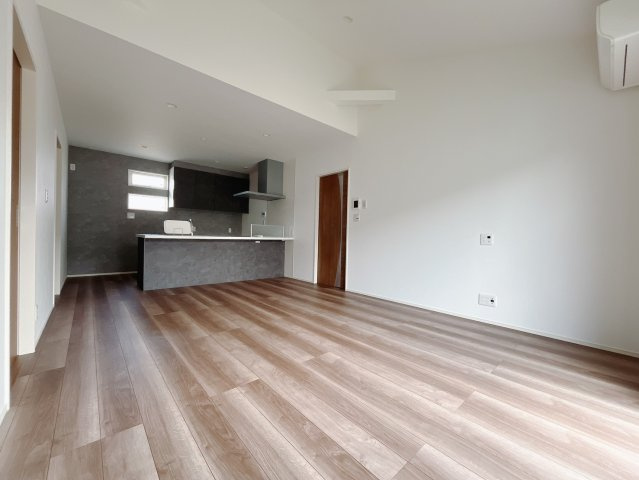 【中古戸建】太田市飯塚町の居間・リビング|■リビング｜広々としたLDKでは今日あった出来事をご家族みんなでおしゃべりができます♪ご家族みんなが顔を合わせるリビングにはこだわり抜いたデザインを採用しております。