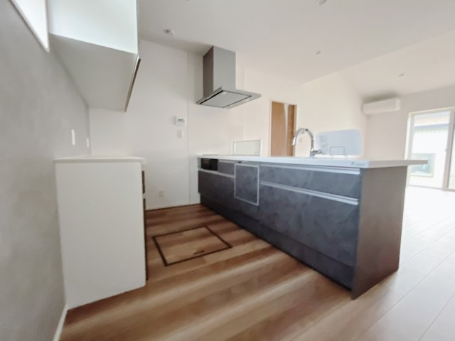 【中古戸建】太田市飯塚町の居間・リビング|■リビング｜家族でゆったりくつろげる、居心地の良いリビング♪賃貸と違って、テレビや音楽の音を気にしなくて良いことが嬉しいですね(*＾＾*)