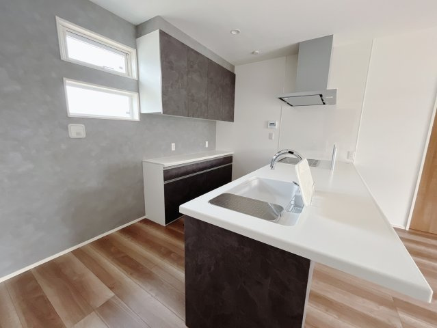 【中古戸建】太田市飯塚町のダイニング|■ダイニング｜忙しい朝でもご家族そろってお食事を楽しんでいただける、ゆとりあるダイニングスペース。ダイニング横にはご家族のワークスペース「スタディカウンター」をご用意しました( ＾＾ )