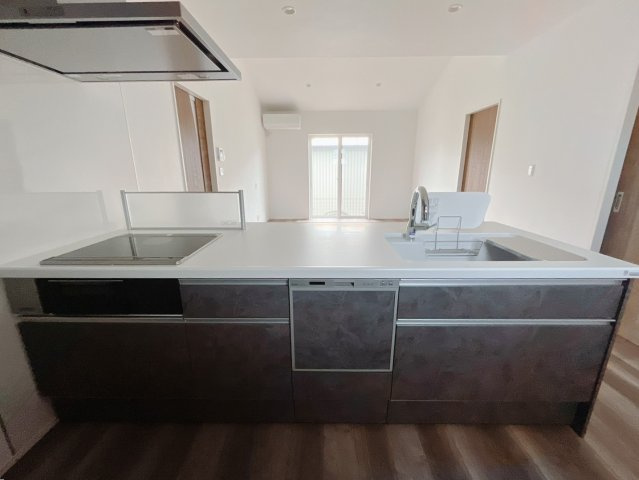 【中古戸建】太田市飯塚町のキッチン|■キッチン｜作業がはかどる広々カウンタースペース。会話がはずむ「オープンキッチン」なので家族とのコミュニケーションも活発になります。