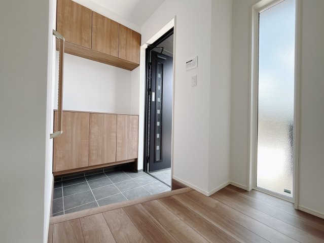 【中古戸建】太田市飯塚町の玄関|■玄関｜毎日の「いってらっしゃい」や「お帰りなさい」を大切なご家族と過ごす玄関は〈使いやすさ〉を追求しております。玄関横の物入は急な来客時でもさっとお片付けできるスペースを確保しています。