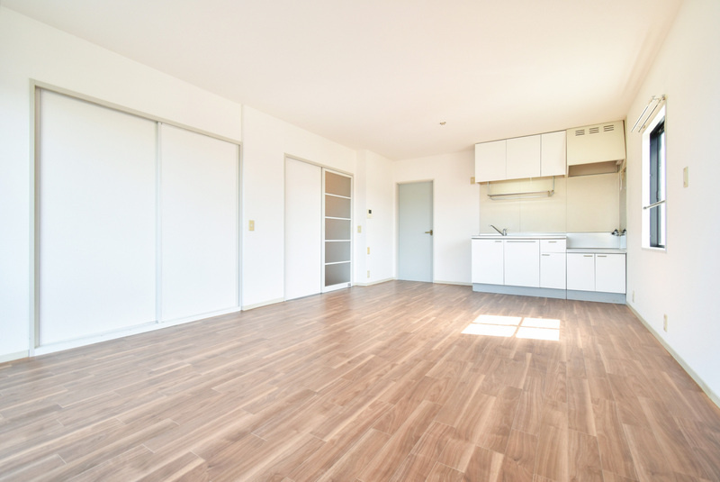 サンハイツAKIYAMAの居間・リビング|こちらの居間で趣味の時間をお楽しみください