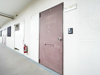 【その他共用部分】 | 皆様をお迎えする、お部屋の玄関ドア。開けやすさや開放角度、ドアノブの操作しやすさや鍵の形状などを、現地で一度ご確認ください。～即日のご見学可能～　お問合せはお気軽にどうぞ。