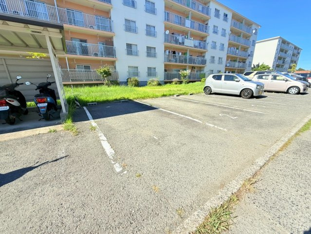 東垂水住宅1号棟の駐車場