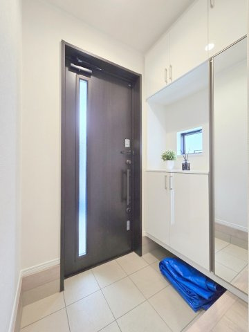 青梅市新町１丁目の新築一戸建の玄関