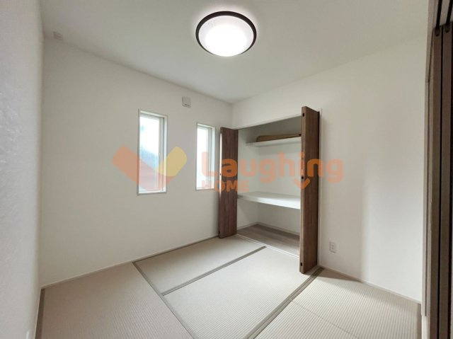 梅満町平屋戸建の和室|落ち着きのある和室は客間やお子様の遊び場、将来の寝室にも最適。押入収納付きで使い勝手も良好です。