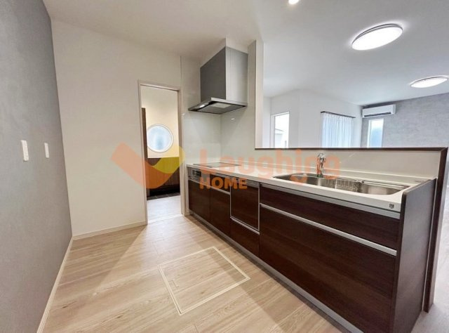 梅満町平屋戸建のキッチン|キッチンから洗面・浴室へ直線でつながる家事動線。炊事と洗濯の同時進行もスムーズです。