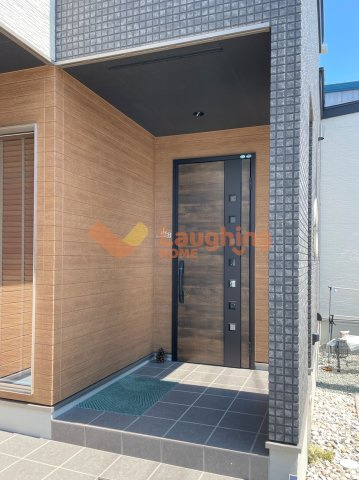 梅満町平屋戸建の玄関|白と黒の外壁に木目をアクセントにしたモダンデザイン