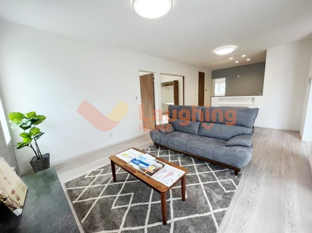 梅満町平屋戸建の居間・リビング|LDKは約19帖の開放的な大空間。家族が自然と集まる、明るく快適な憩いの場です。