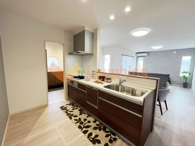 梅満町平屋戸建のキッチン|対面式システムキッチンで、家族との会話を楽しみながらお料理ができます。収納も豊富で使いやすさ◎