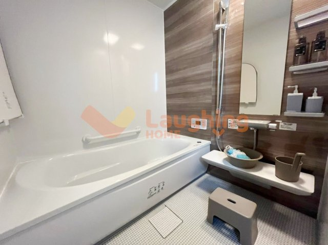 梅満町平屋戸建の浴室|木目調パネルがアクセントのバスルーム。清潔感と落ち着きを兼ね備え、毎日の入浴が楽しみになる空間です。