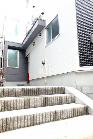 板橋区大山西町のアパートのエントランス|ゆとりのあるエントランスです