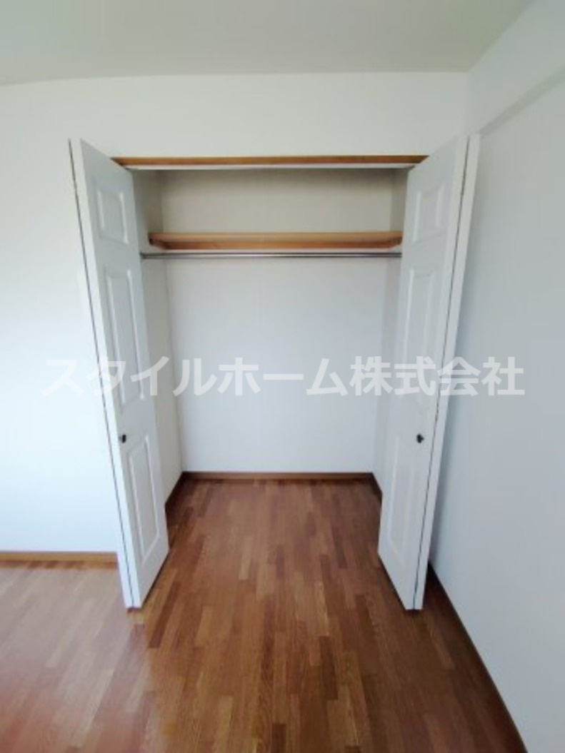 フロールIの収納|別部屋写真です。