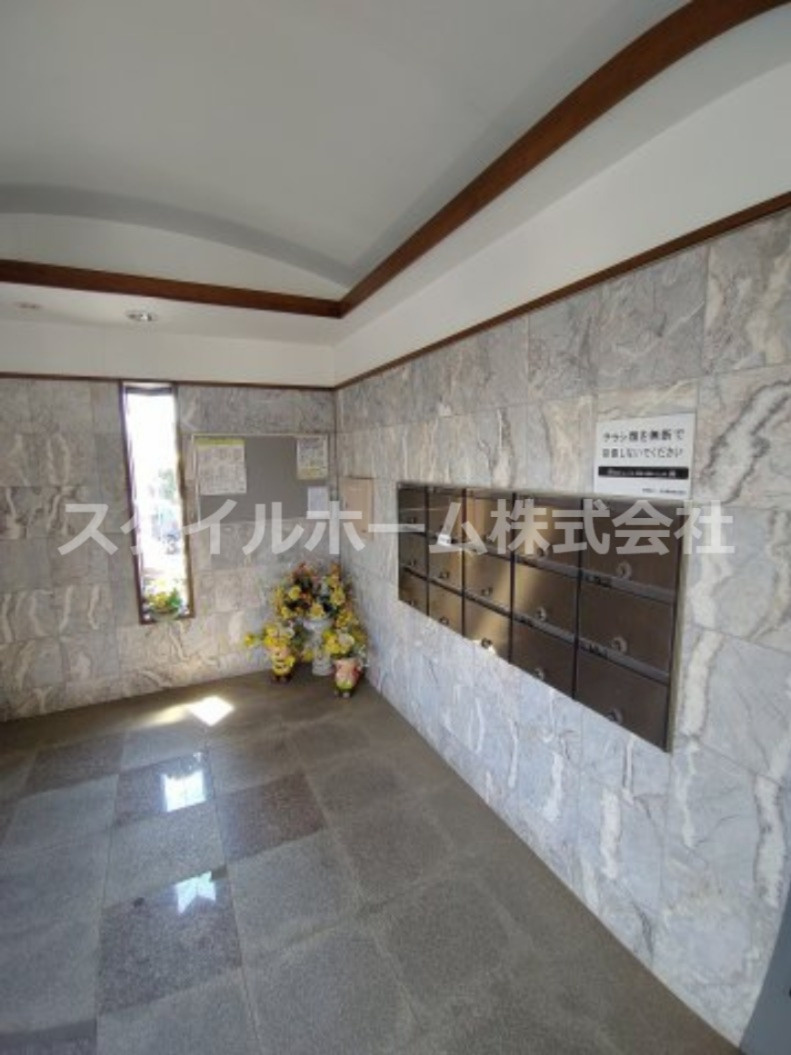 フロールIのエントランス|集合ポストです。