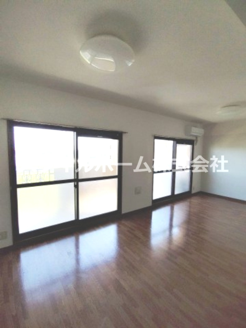 フロールIの居間・リビング|別部屋写真です。