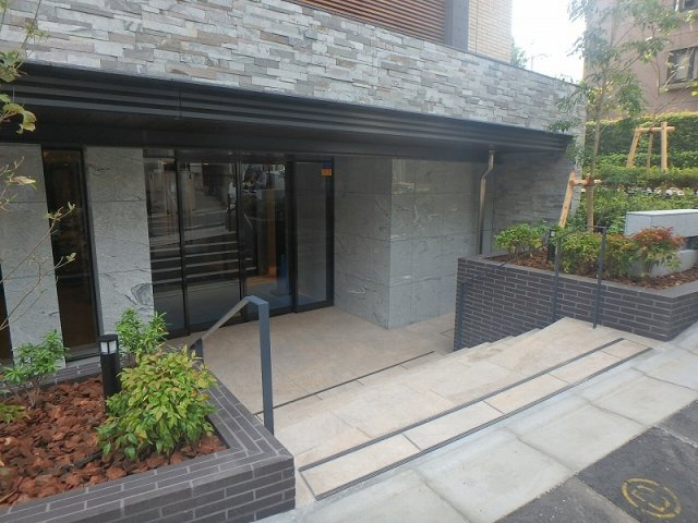 オープンレジデンシア千駄木のエントランス