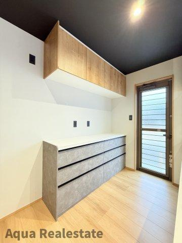 オール電化デザイナーズハウス高松市元山町⑰のキッチン|家族とのコミュニケーションを楽しむ、対面キッチン。料理の準備をしながら会話が弾み、心温まるひとときが広がります。家族の絆が深まる、理想の空間を体感しませんか？